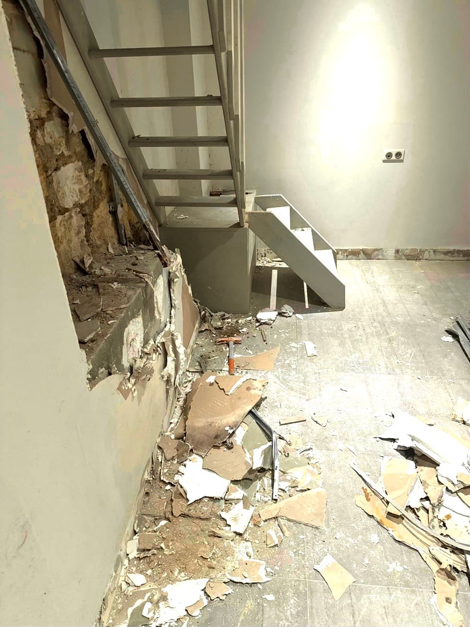 Photo 3 — Démolition avant rénovation