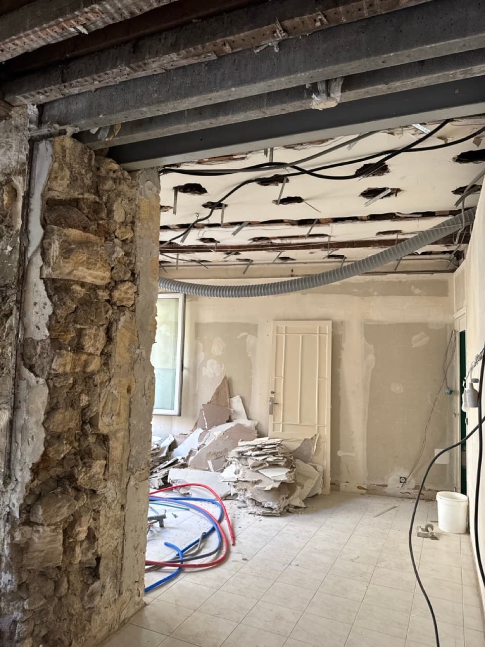 Photo 1 — Démolition avant rénovation