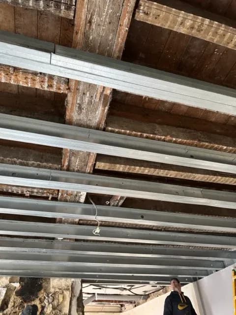 Photo 1 — Plafond suspendu