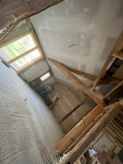 Photo 3 — Plafond rampant et peinture