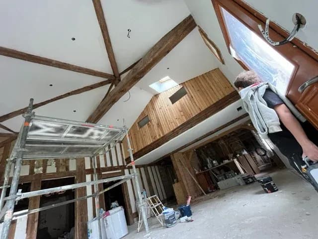 Photo 2 — Plafond rampant et peinture