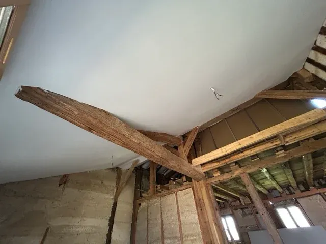 Photo 1 — Plafond rampant et peinture